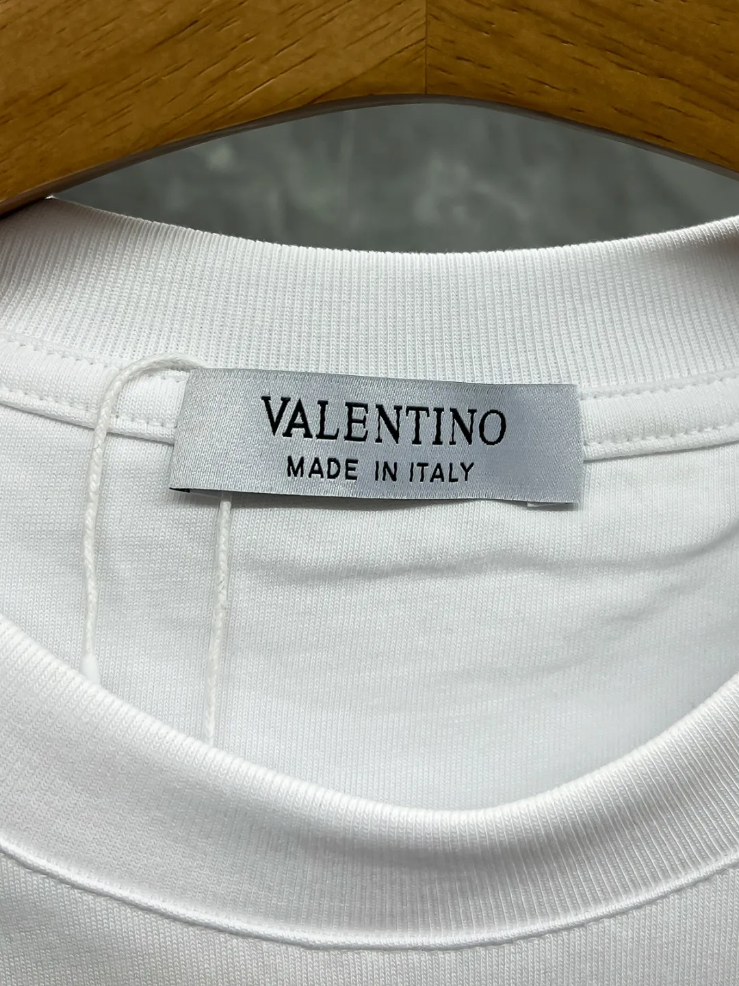VLTN 2026ss Spring and Summer New Arrival first counter, the latest New Arrival short-sleeved round neck T-shirt Premium customized design, avant-garde and fashionable! The brand logo emphasizes craftsmanship and the custom fabrics are soft to the touch. Comfortable to wear. Exquisite stitching at the counter level. Fine workmanship. The upper body effect is incomparably handsome! A must-have item for a stylish man! Color: Black White Sizes: S-2XL